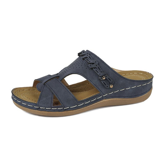 Damen Lederimitat-Pantolette mit perforiertem Oberteil, gepolstertem Komfortfußbett und leichtem Keil Shop Nory