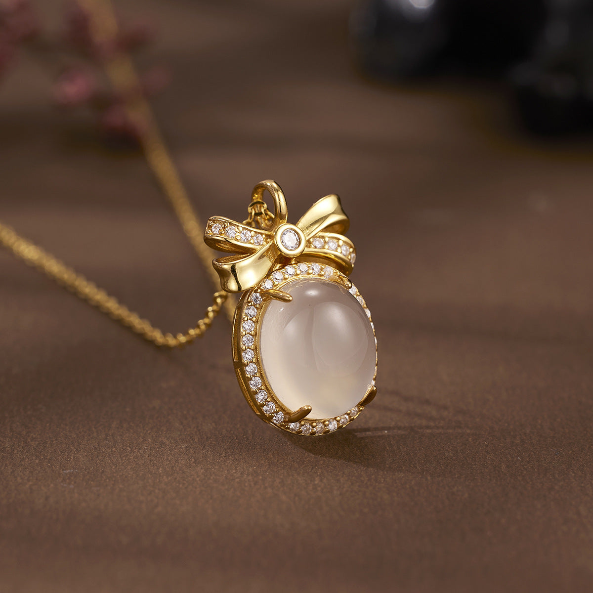 Damen Halskette mit einem filigranen Anhänger in Form einer Schleife und luxuriösen Zirkonia-Verzierungen Shop Nory