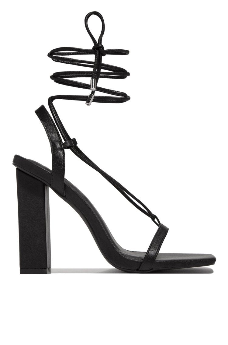 Damen nan filigrane Riemchensandalette mit quadratischer Zehenbox und knöchelbindendem Wickelriemen