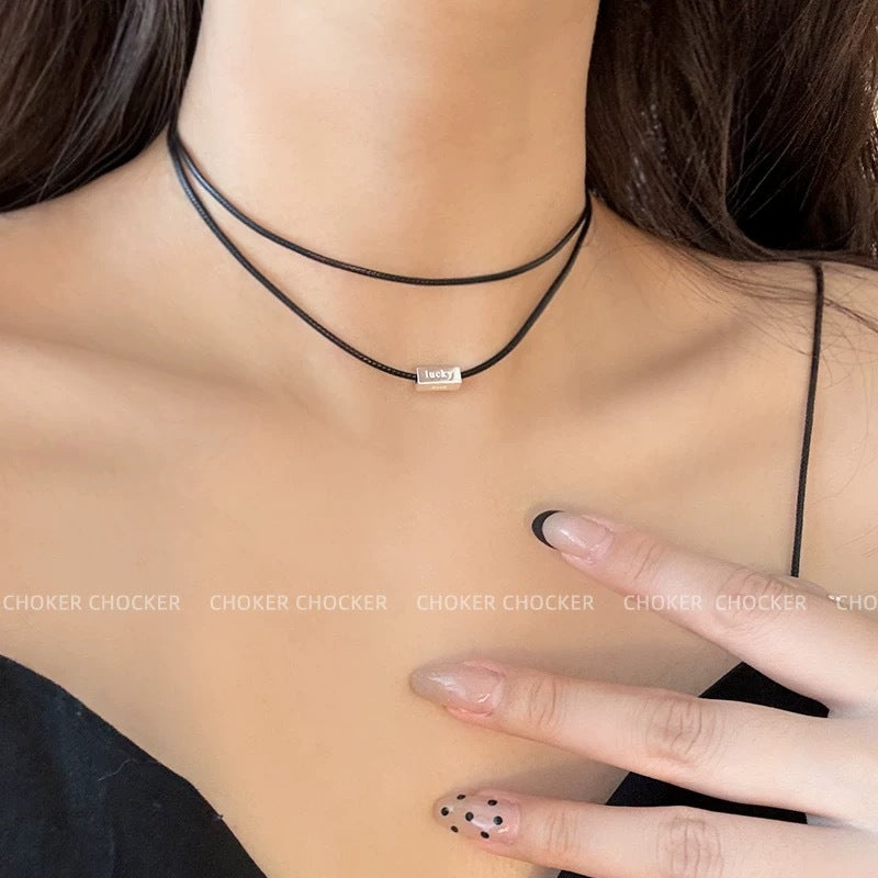 Damen Choker-Halskette mit graviertem "lucky" Anhänger aus hochwertigem Material Shop Nory