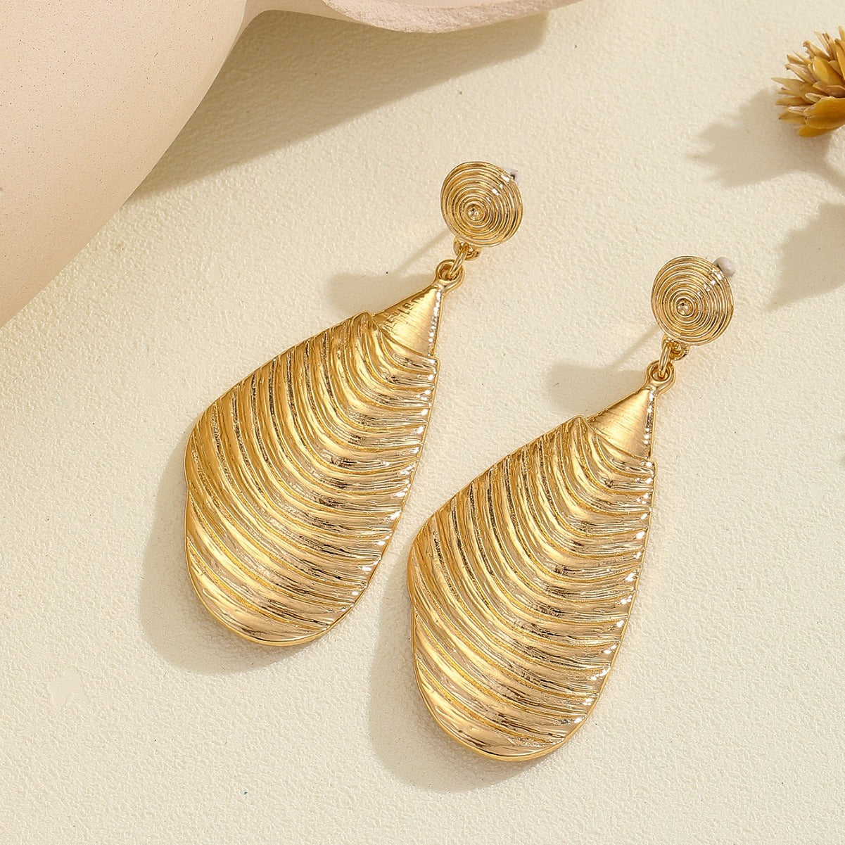 Damen Elegante Ohrhänger aus hochwertigem, strukturiertem Metall Shop Nory