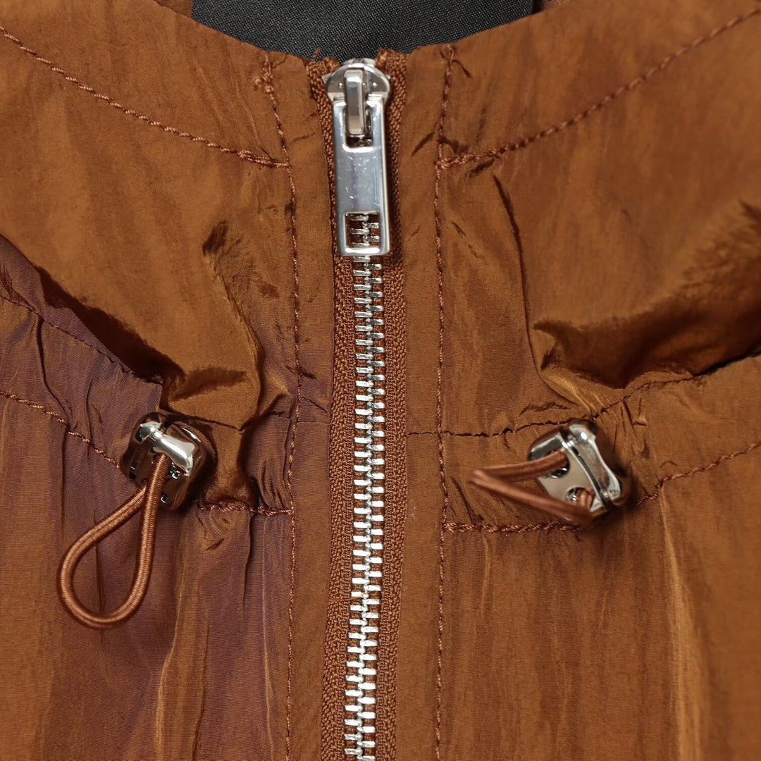 Damen Leichte Kapuzen‑Windjacke aus glänzendem Nylon mit Tunnelzug und Zwei‑Wege‑Reißverschluss Shop Nory
