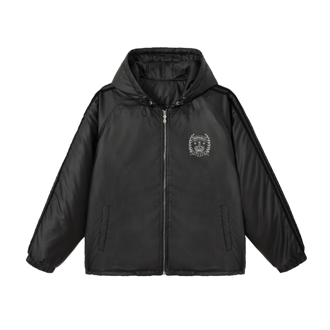 Unisex Boxy‑wattierte Kapuzenjacke mit gesticktem Wappen Shop Nory