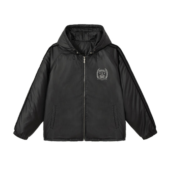 Unisex Boxy‑wattierte Kapuzenjacke mit gesticktem Wappen Shop Nory