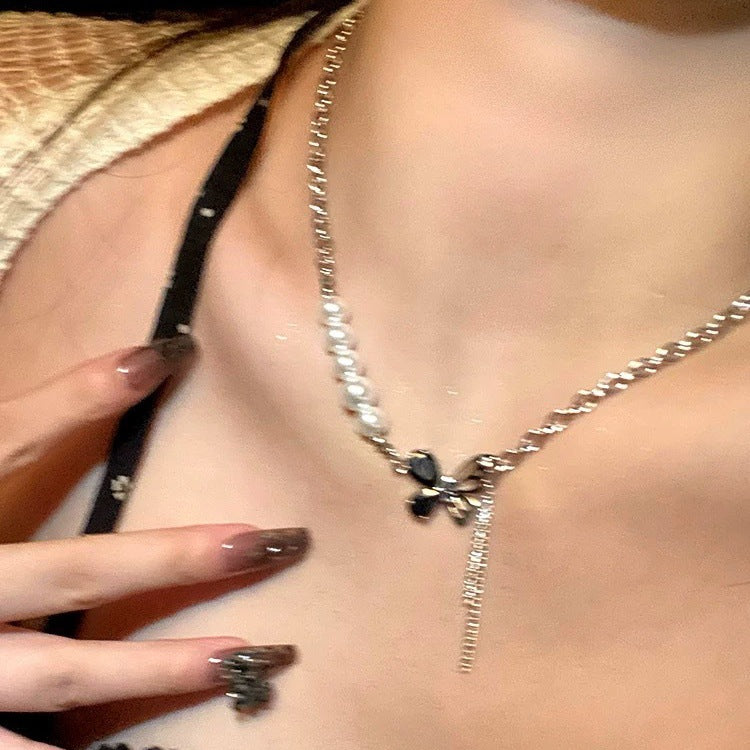 Damen Halskette mit filigranem Schmetterlingsanhänger und edlen Perlen Shop Nory