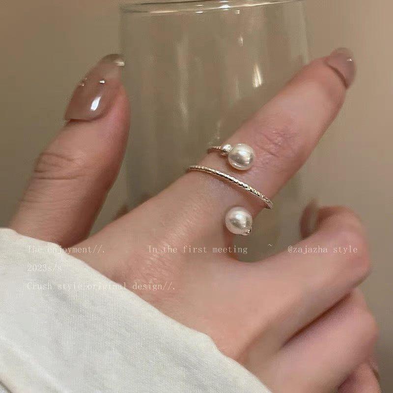 Damen Ring mit zartem Perlendesign und modernem, skulpturalem Rahmen Shop Nory