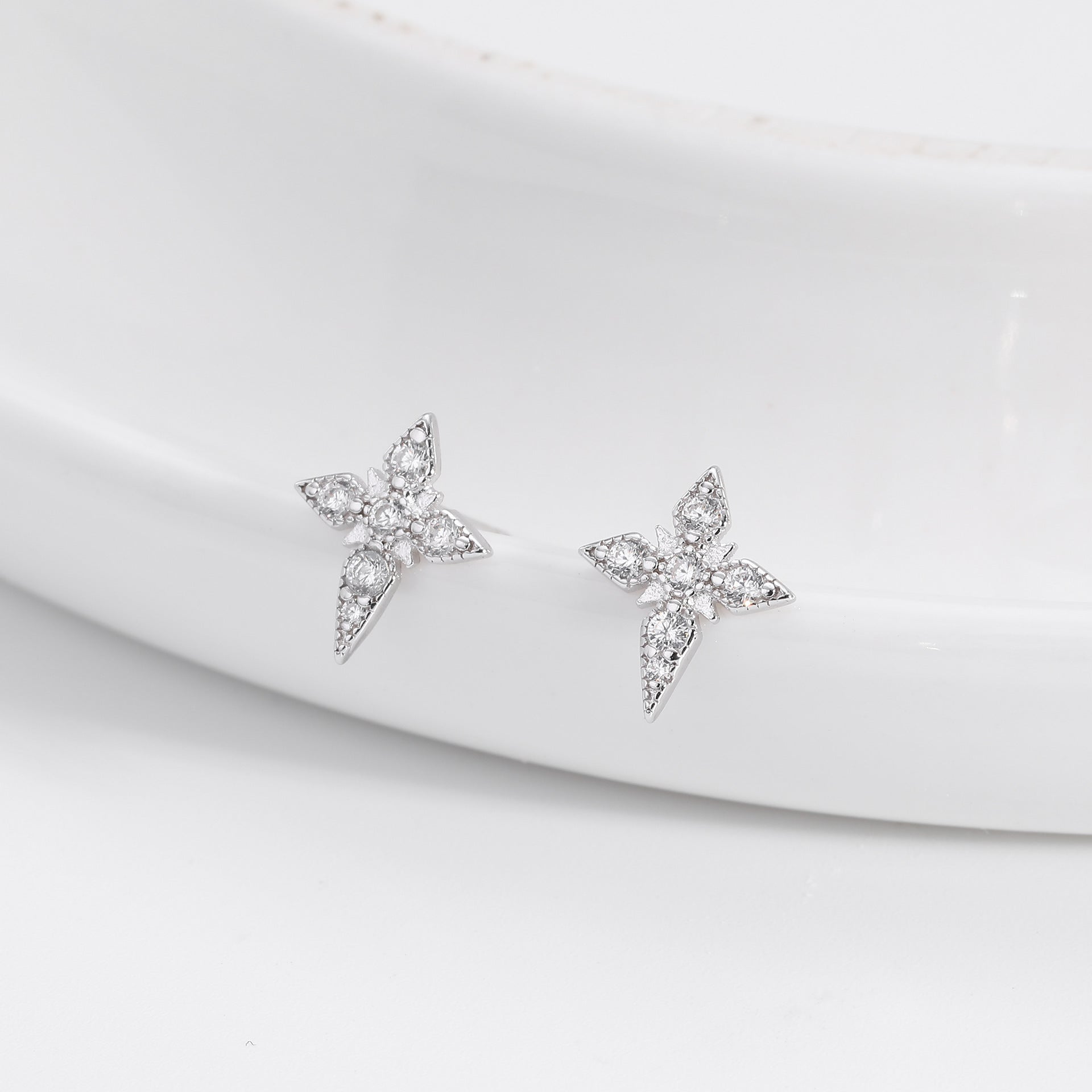 Damen Ohrstecker im stilvollen Kreuzdesign mit luxuriösem Zirkonbesatz Shop Nory