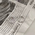 Damen Ring mit modernem, skulpturalem Design und eleganten Zierschlaufen Shop Nory