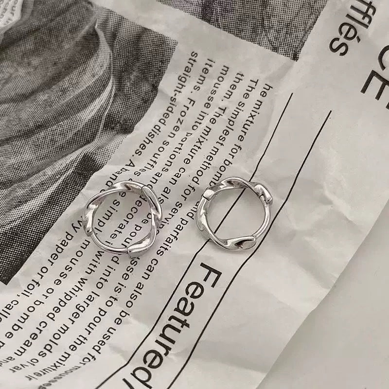 Damen Ring mit modernem, skulpturalem Design und eleganten Zierschlaufen Shop Nory