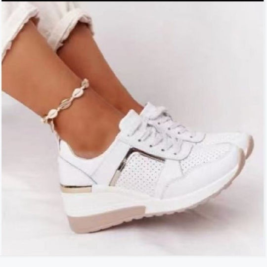 Damen Keil-Sneaker mit perforiertem Obermaterial, gepolstertem Komfortkragen und reflektierenden Metalldetails Shop Nory