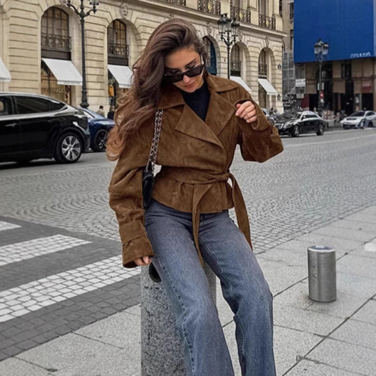 Damen Taillierte Wildleder‑Optik Kurzjacke mit Wickelgürtel und langen Manschetten Shop Nory