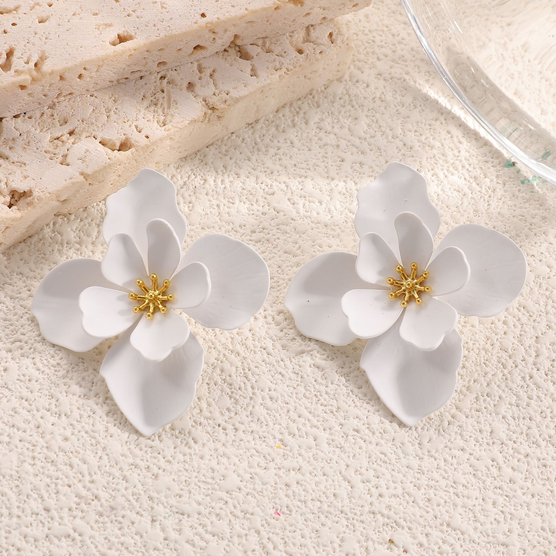 Damen Ohrringe im kunstvollen Blumenstil mit Perlenakzent Shop Nory