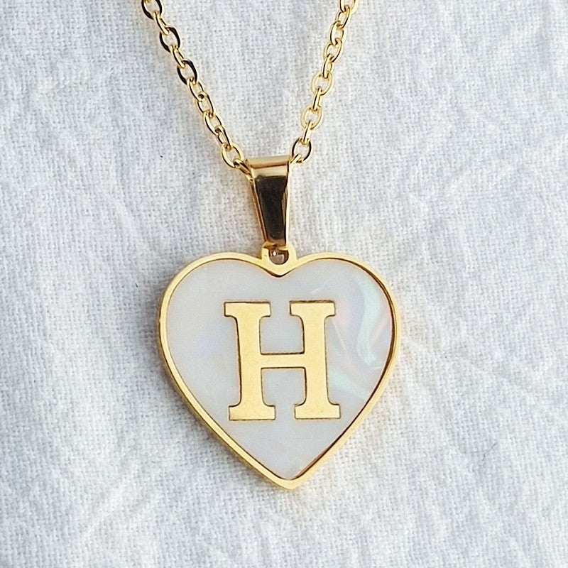 Damen Halskette mit herzförmigem Anhänger aus Muschelschale und initialisiertem Design Shop Nory