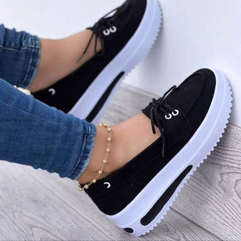 Damen Mokassin-Plateau-Slipper mit dekorativer Schnürung und Luftpolstersohle Shop Nory
