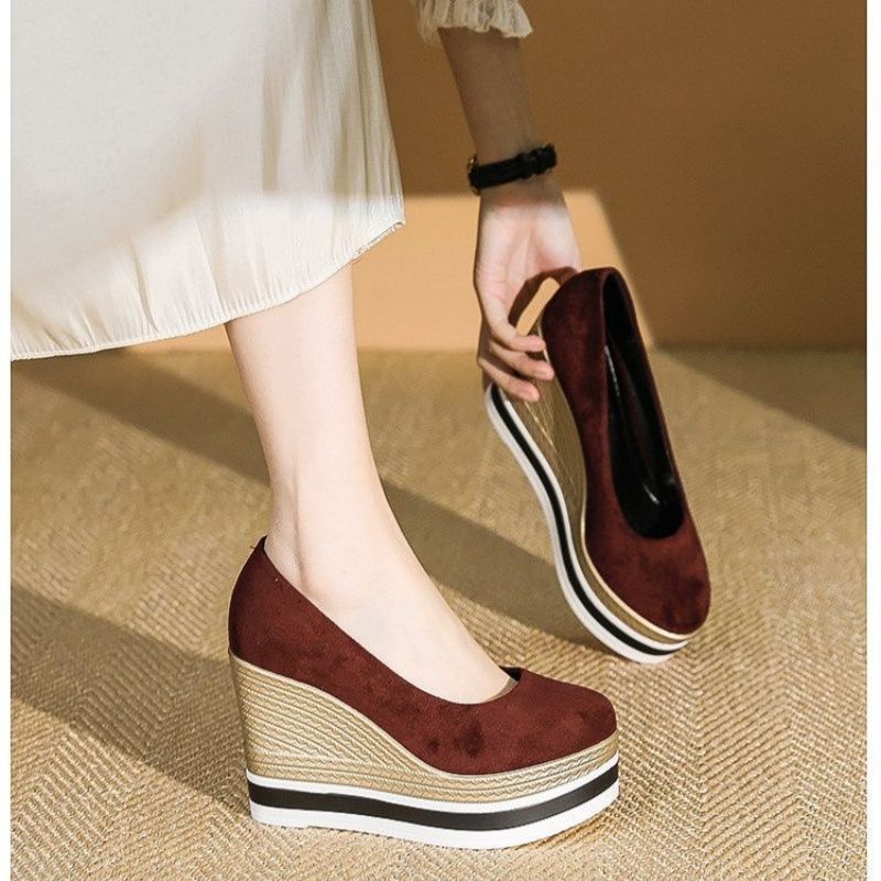 Damen Plateau-Keilpumps mit Bastkeil und Lack-Kroko-Optik Shop Nory