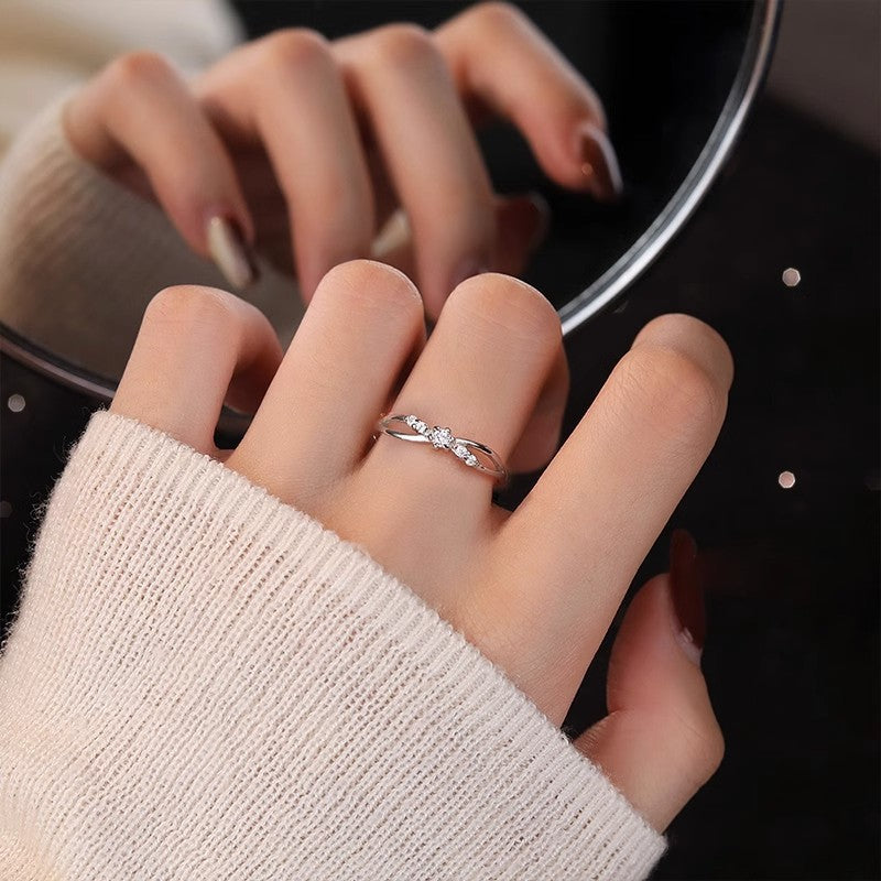 Damenring mit elegantem doppeltem Spiralmuster und funkelnden Zirkonia Shop Nory