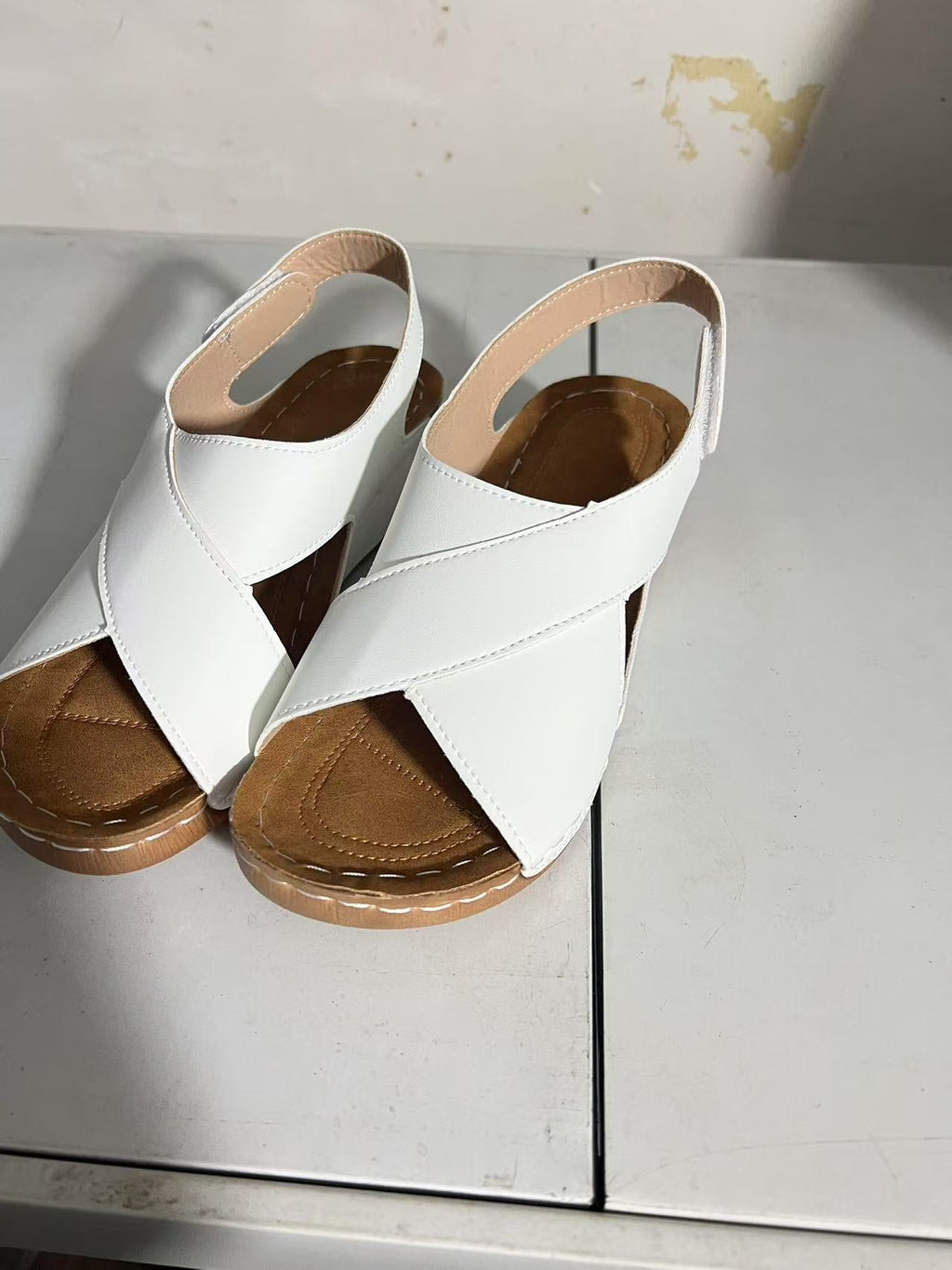 Damen modische Sandalen mit verstellbarem Riemen und anatomischem Fußbett Shopnory