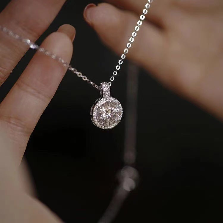 Damen Halskette mit funkelndem Zirkonia-Anhänger und feiner Gliederkette Shop Nory