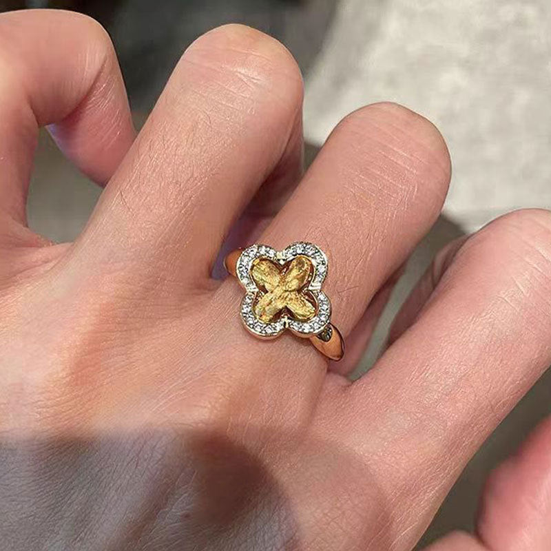 Damen Ring mit kunstvollem Blumenmotiv und funkelnden Kristallen Shop Nory