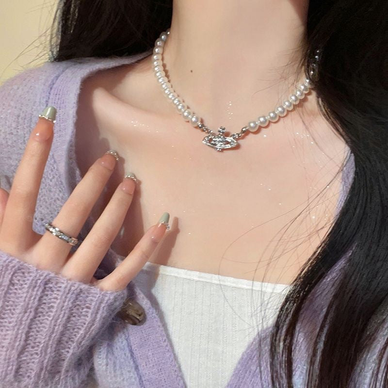 Damen Perlenhalskette mit kunstvollem Anhänger und funkelnden Kristallen Shop Nory