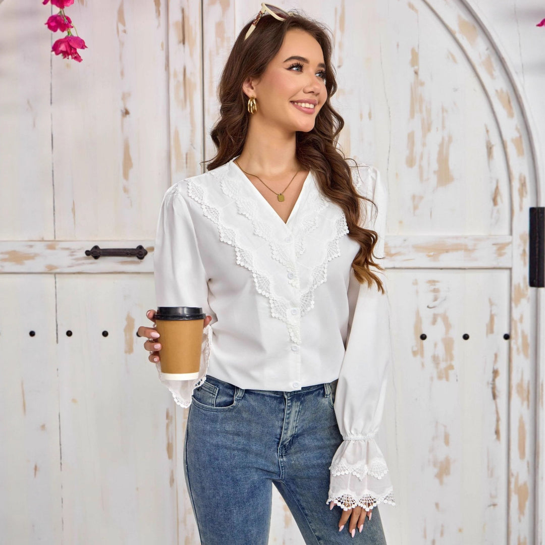 Damen Romantische Bluse mit V-Ausschnitt, Spitzen-Yoke und Glockenärmeln Shop Nory