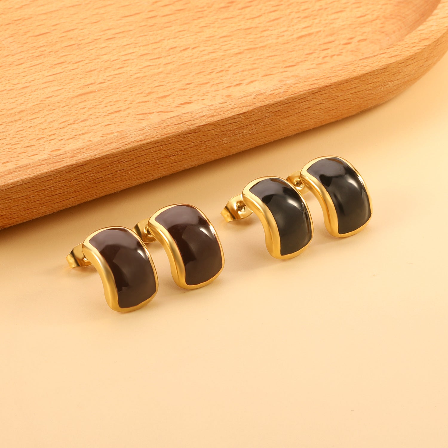 Damen Ohrstecker mit edlem Design aus goldplattiertem Edelstahl Shop Nory