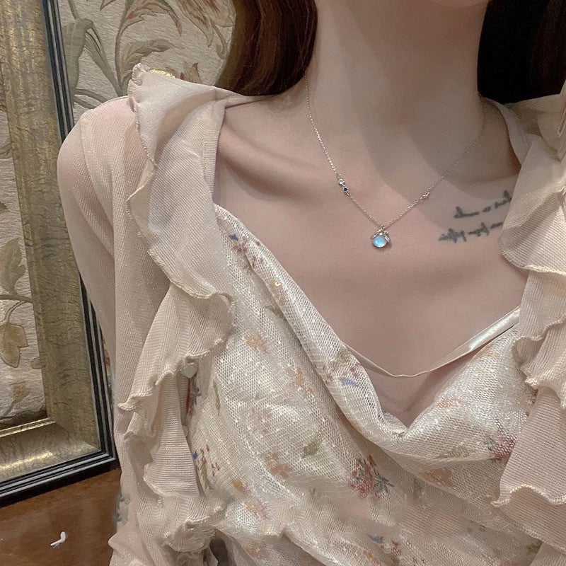 Damen Halskette mit schimmerndem Edelsteinanhänger und eleganten Silber-Details Shop Nory