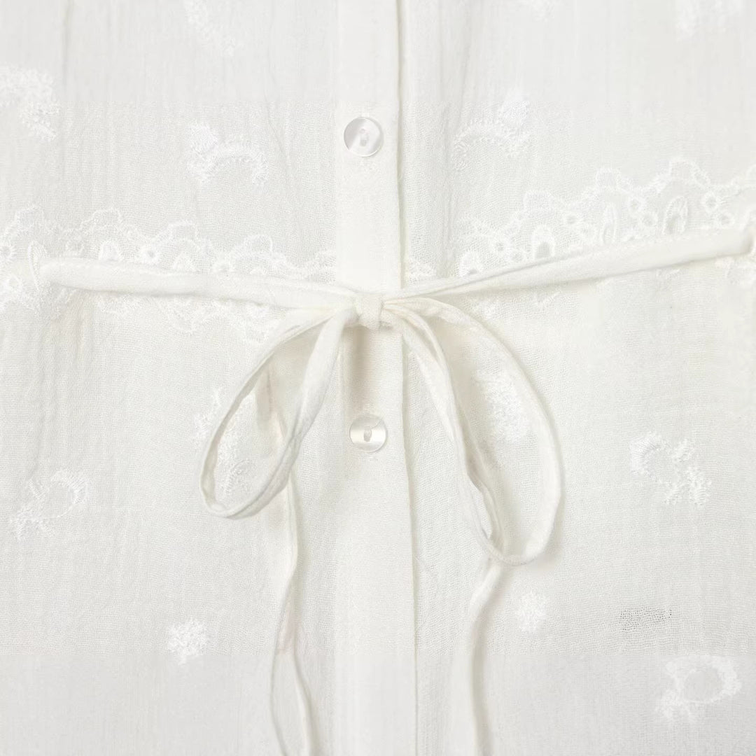 Damen Romantische Spitzenbluse mit Spitzenpasse, Taillenband und durchgehender Knopfleiste Shop Nory