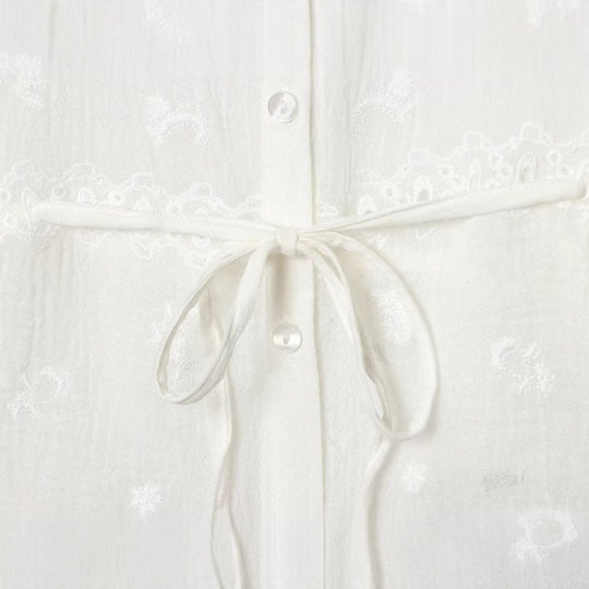 Damen Romantische Spitzenbluse mit Spitzenpasse, Taillenband und durchgehender Knopfleiste Shop Nory