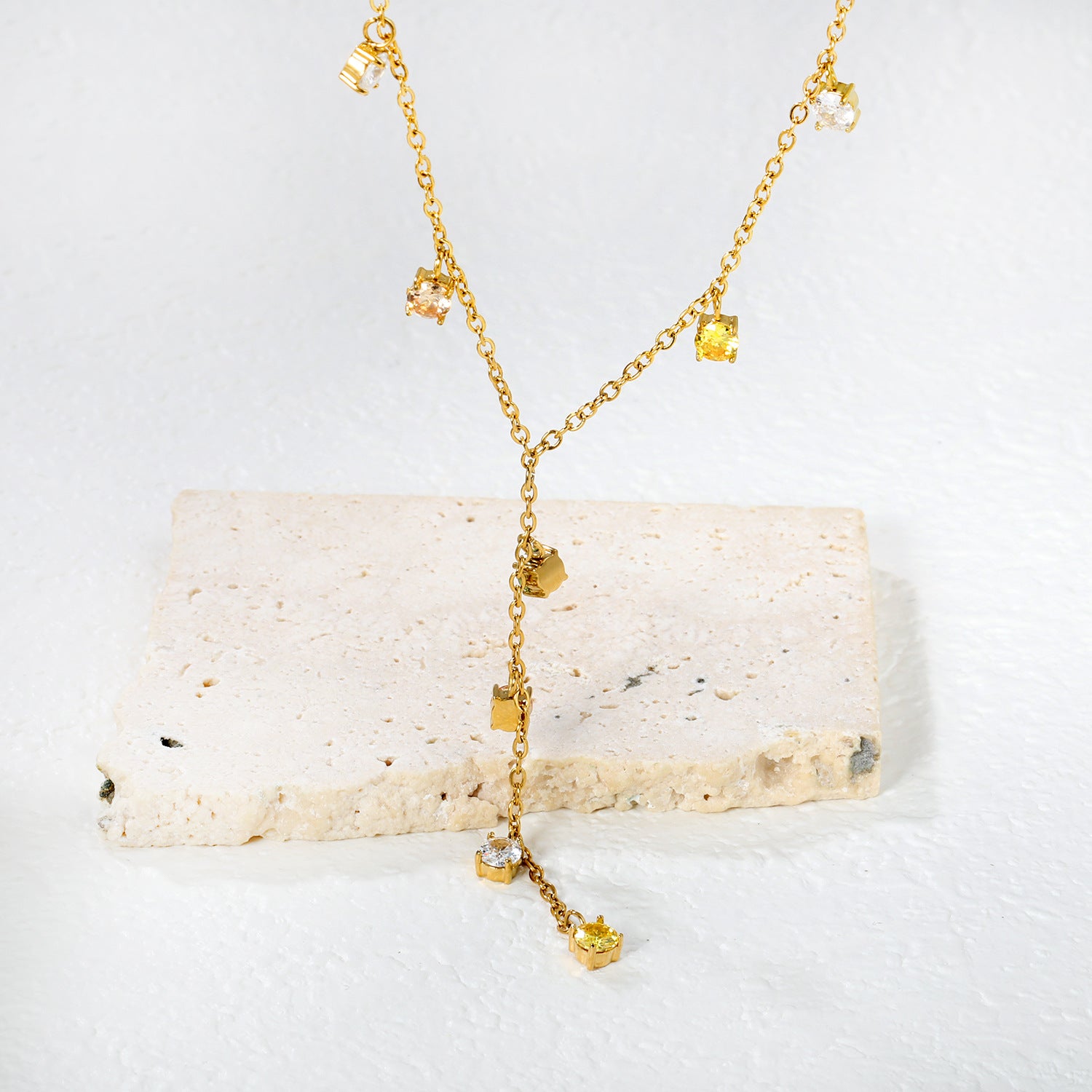 Damen Halskette mit funkelndem Kreuz-Anhänger und eleganter Gliederkette Shop Nory
