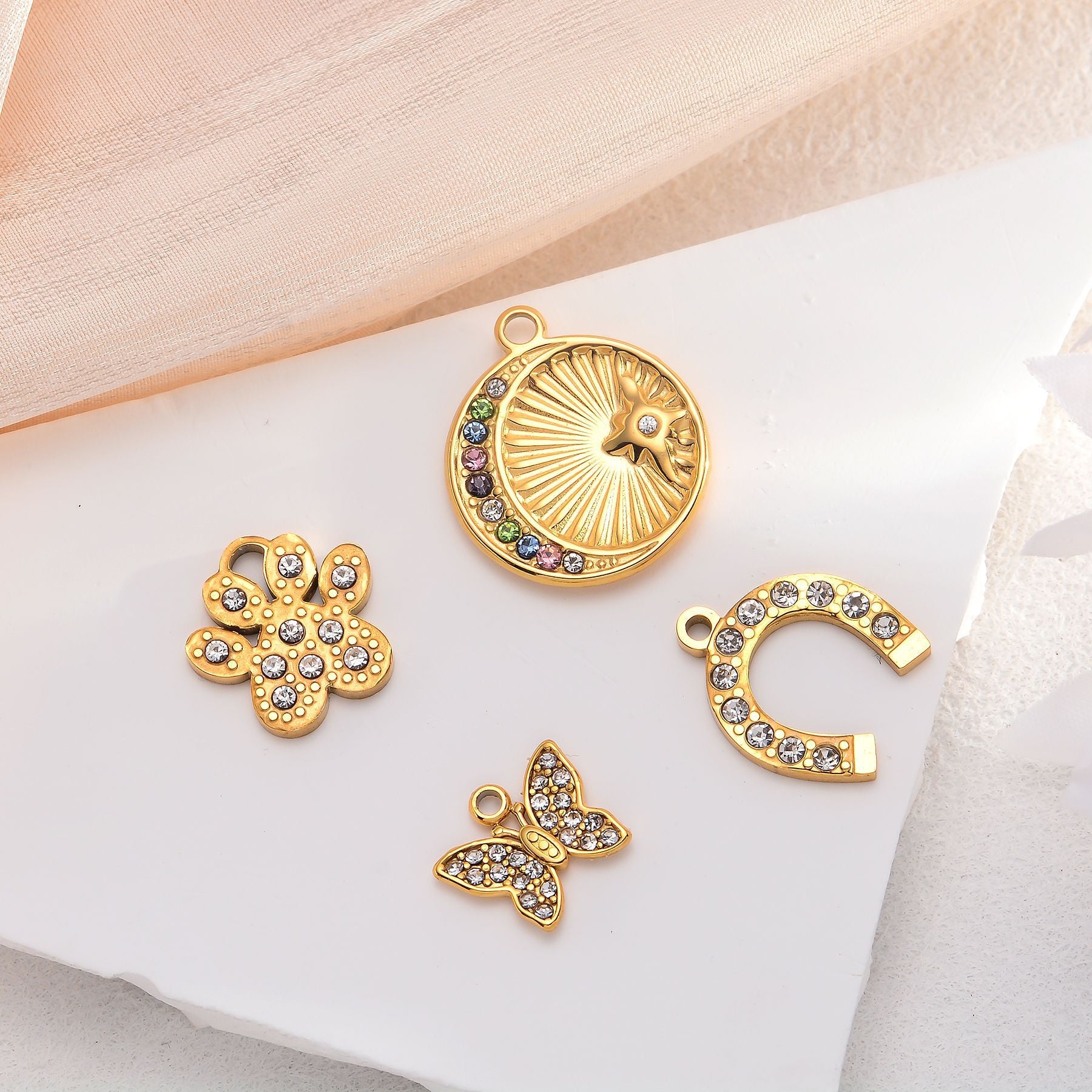 Damen Anhänger mit detaillierter Sonnenscheindesign und bunten Kristallen Shop Nory