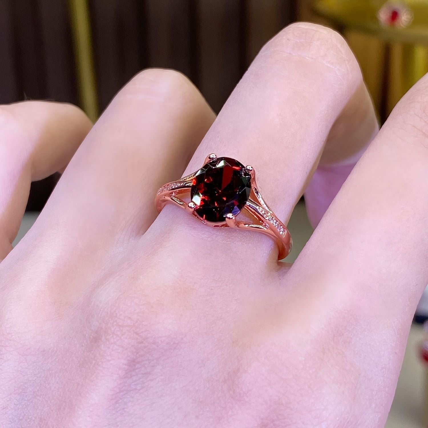 Damen eleganter Ring mit luxuriösem rotem Edelstein und filigraner Fassung Shop Nory
