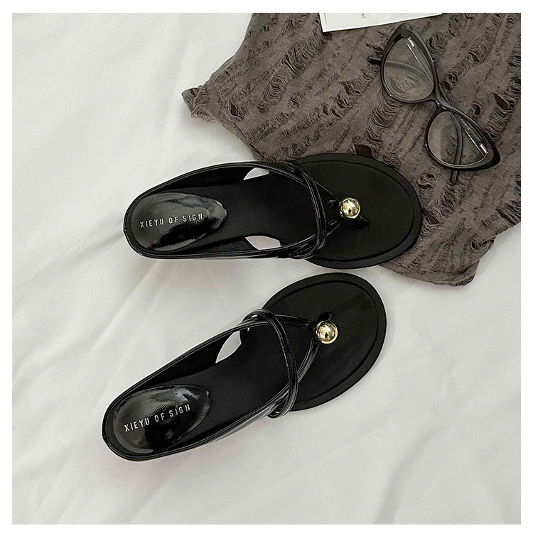 Damen Elegante Mule‑Sandalette mit Zehenring, filigranen Riemchen und sculpted Kitten‑Absatz Shop Nory