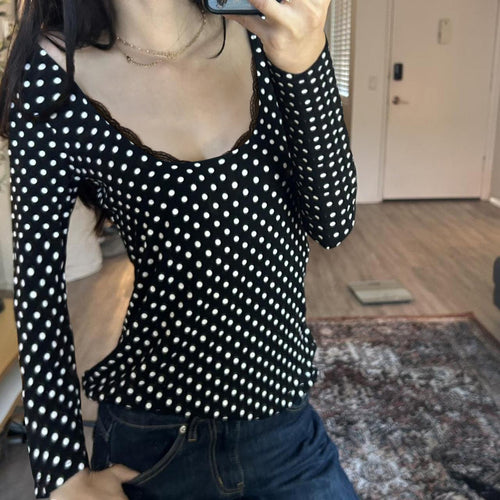 Damen nan figurbetontes Punktmuster‑Longsleeve mit Spitzenrand und dezentem Raffungseinsatz Shop Nory