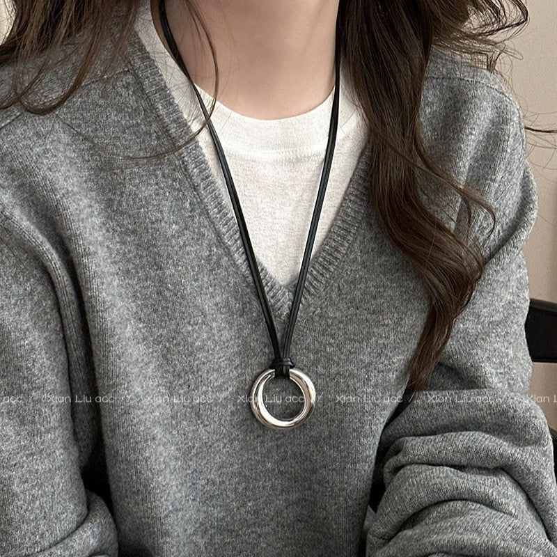 Damen Kette mit modernem, skulpturalem Anhänger aus handgefertigtem Material Shop Nory