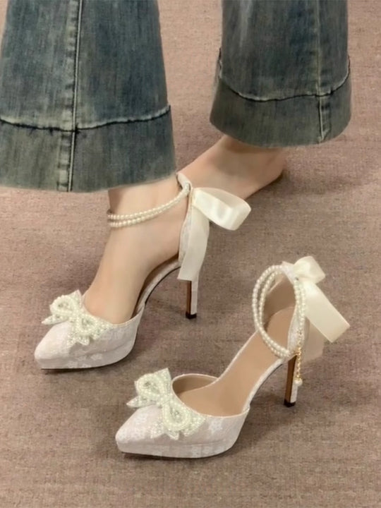 Damen Satin‑Pumps mit Spitzenüberzug, Perlen‑Schleifenapplikation und Perlenschnürchen Shop Nory