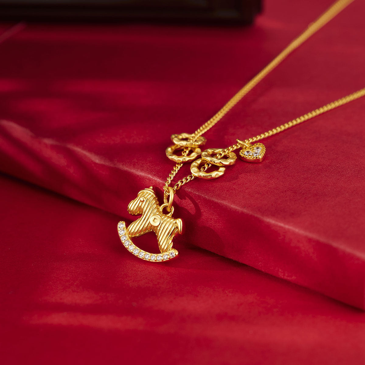 Damen Halskette mit einem verspielten Schaukelpferd-Anhänger und funkelnden Details Shop Nory