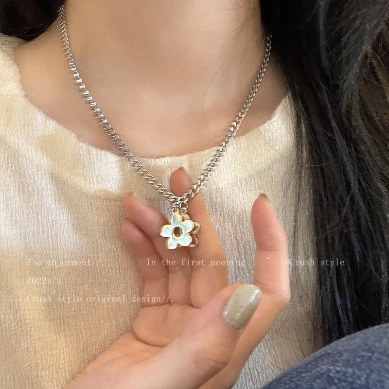 Damen Halskette mit doppeltem Blumenanhänger aus hochwertigem Metall Shop Nory