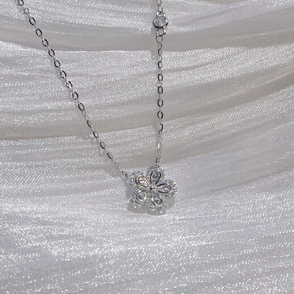 Damen elegante Halskette mit floralem Anhänger und Zirkonia Shop Nory