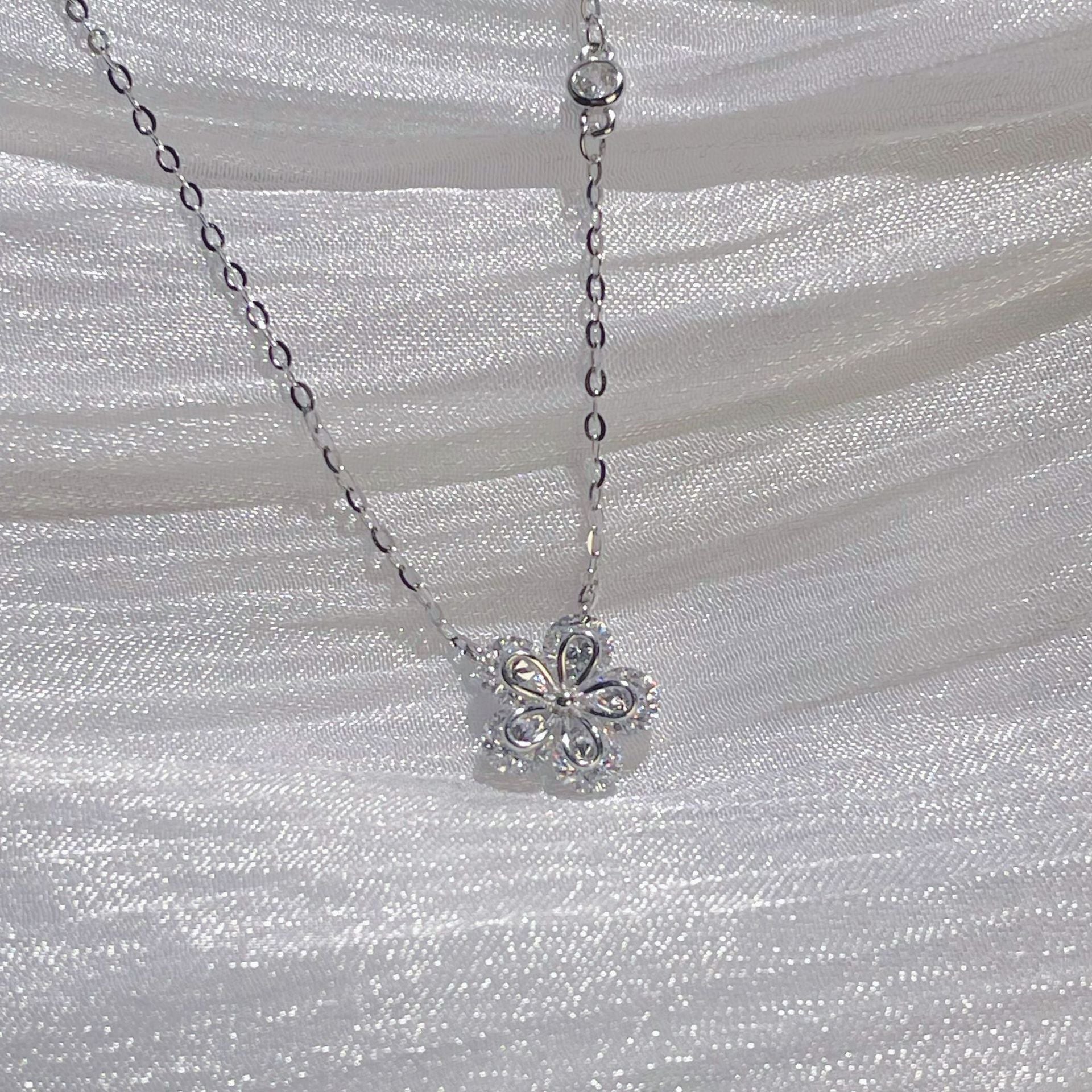 Damen elegante Halskette mit floralem Anhänger und Zirkonia Shop Nory