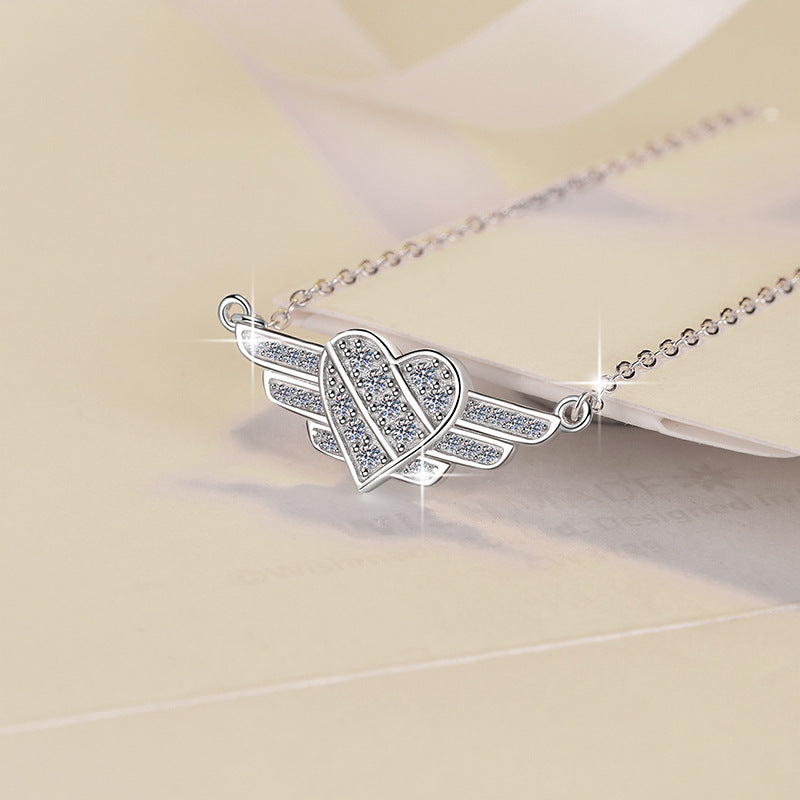 Damen Halskette mit flügelartigem Herzanhänger und funkelnden Zirkonia Shop Nory