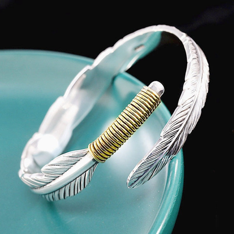 Damen Armreif mit elegantem Federdesign und hochwertiger Metallverarbeitung Shop Nory