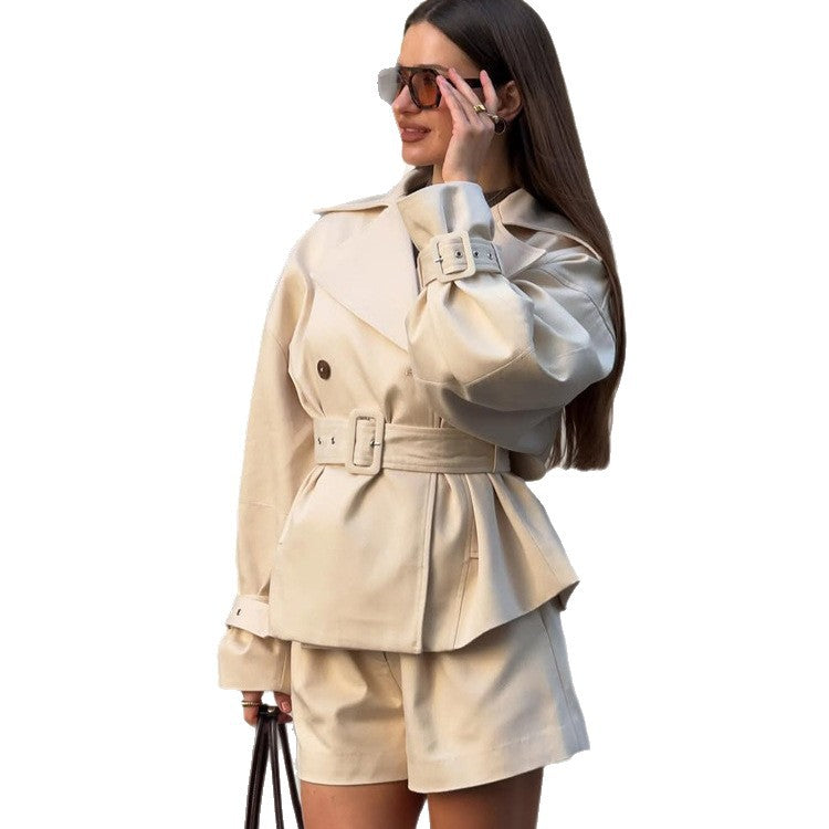 Damen Kurz-Trenchcoat mit tailliertem Gürtel, weitem Revers und kastiger Silhouette Shop Nory
