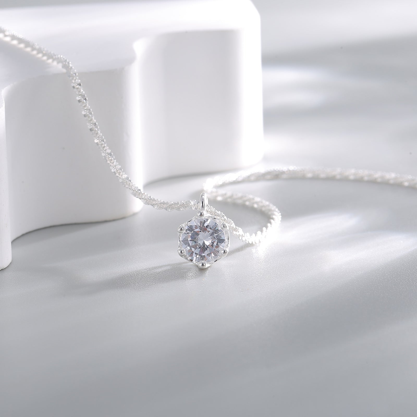 Damen Halskette mit funkelndem Kristallanhänger Shop Nory