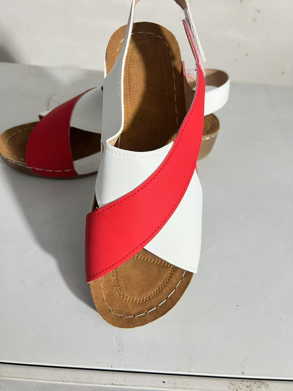 Damen modische Sandalen mit verstellbarem Riemen und anatomischem Fußbett Shopnory