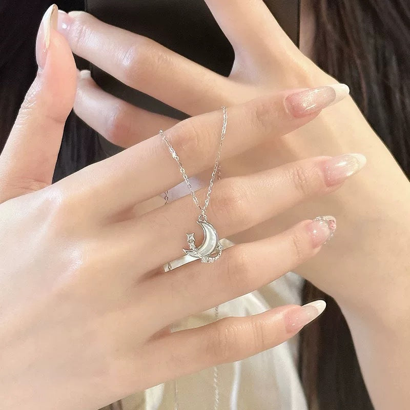 Damen Halskette mit elegantem Mondanhänger und funkelnden Kristallakzenten Shop Nory