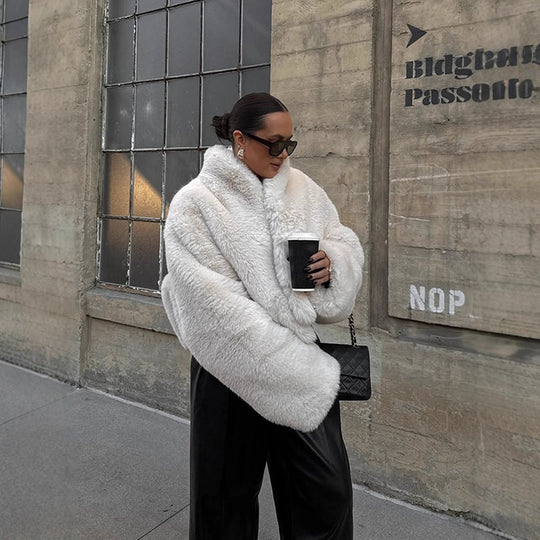 Damen Kurze kuschelige Faux‑Fur‑Bomberjacke mit voluminösem Schalkragen und kastiger Silhouette Shop Nory