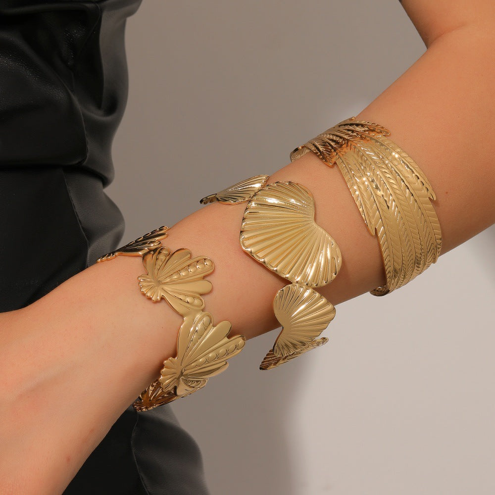 Damen Offener Armreif mit kunstvollem Muschel-Design Shop Nory