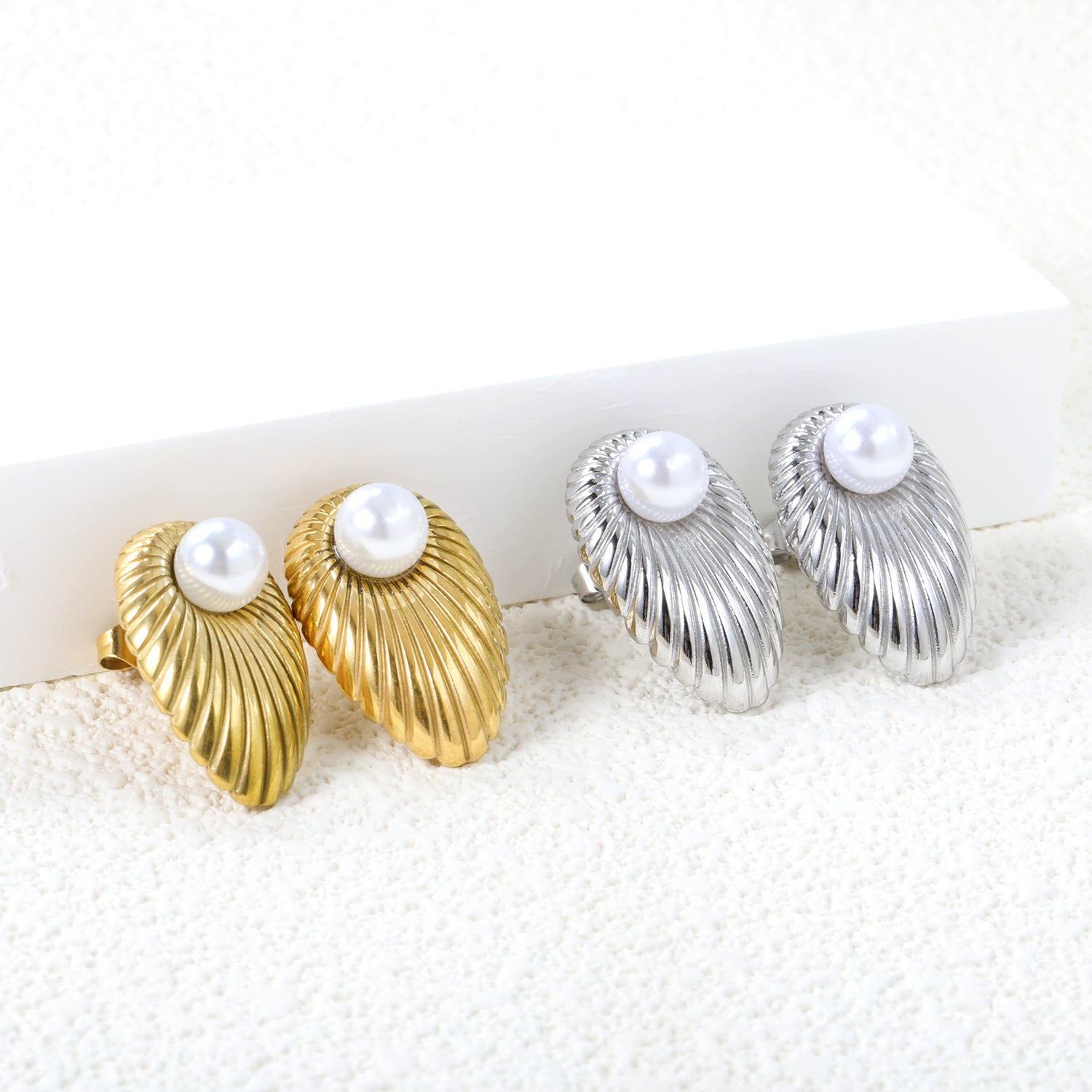 Damen Ohrstecker mit elegantem Muschel-Design und hochwertiger Perle Shop Nory
