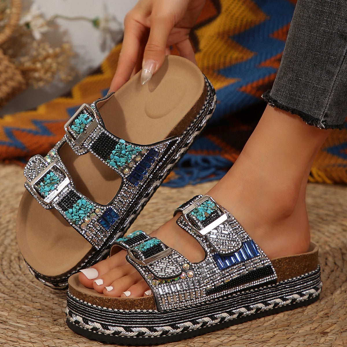 Damen Dekorative Zehentrenner-Sandalen mit breiten Riemen und funkelnden Akzenten